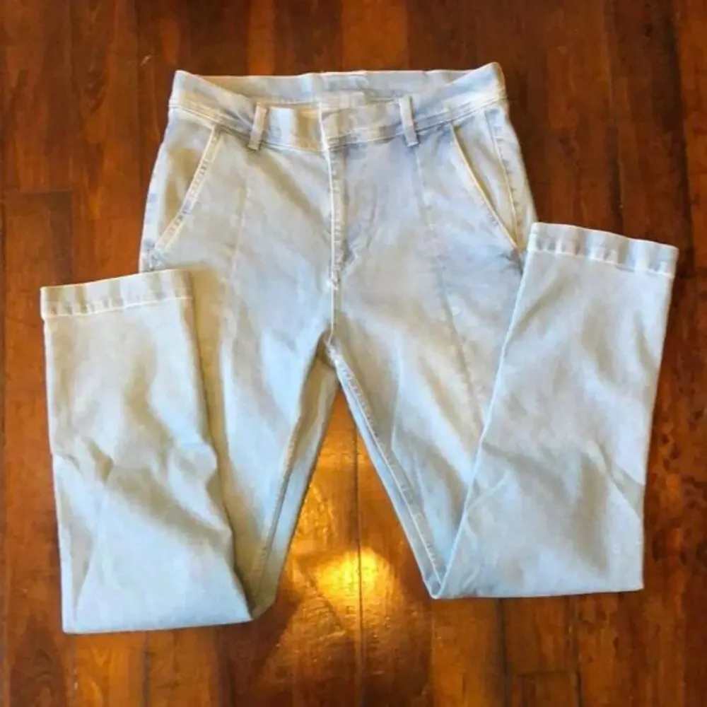 ZARA Light Blue High-Waisted Jeans - Size 31